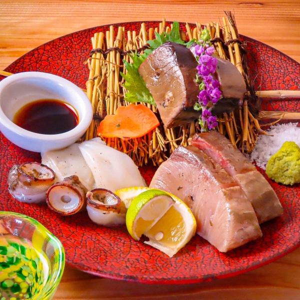 ■新鮮さとボリュームに自信あり！「刺身盛り合わせ」
