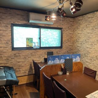 4名様でご利用可能なテーブル席を2つご用意しています。テーブル席は靴を脱がずに使えるのでカジュアルなお食事シーンにもおすすめです。サクッと飲みたい時や、友人とのお食事会や飲み会など、用途はいろいろ◎【たかまる】の味を堪能しながら、楽しい時間をお過ごしください。ご来店をお待ちしています。