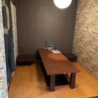 6名様までご利用可能な、靴を脱いで寛げる掘りごたつ式の小上がりもあります。楽な姿勢でお食事をしていただけるので、ゆったりとした気持ちできっと会話も弾むはず♪職場の同僚や友人との飲み会、ご近所の集まりなど、様々なシーンでお気軽にご利用ください。人気のお席ですので、週末のご予約などはお早めに！