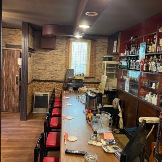 店内にはカウンターを6席ご用意しています。落ち着いた雰囲気のカウンターで、当店自慢のお料理をつまみながらいただくお酒は最高です♪仕事帰りやお休みの日にふらっとおひとりで立ち寄るのにもぴったり◎アットホームなお店なので、気さくなオーナーとカウンター越しに話しながら…なんてのもいいかも♪