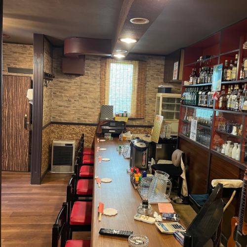 店内にはカウンターを6席ご用意しています。落ち着いた雰囲気のカウンターで、当店自慢のお料理をつまみながらいただくお酒は最高です♪仕事帰りやお休みの日にふらっとおひとりで立ち寄るのにもぴったり◎アットホームなお店なので、気さくなオーナーとカウンター越しに話しながら…なんてのもいいかも♪