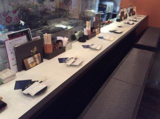 厨房との距離がすぐそこ！料理してる風景やスタッフと気軽にお喋りできるお席です。