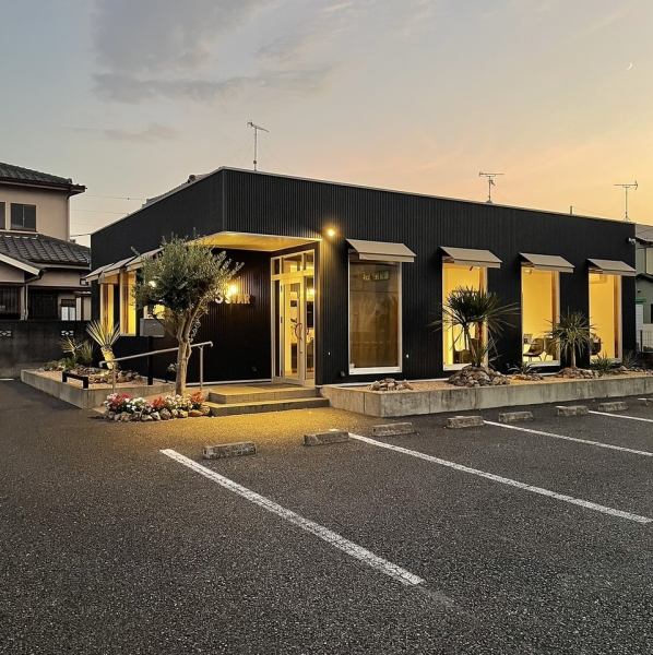【落ち着いたシックな店内で特別なひとときを！】電車が見える店内は、子どもたちにも人気のスポットです。特別な日には貸切も可能なので、お気軽にご相談ください。落ち着いた雰囲気の中で、大きな宴会が実現できるスペースを確保しています。美味しい料理を囲んで、思い出に残る時間を過ごしましょう★