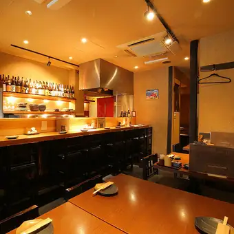 カジュアルな雰囲気の中でお食事を楽しむことができます。友人や家族との食事など、さまざまなシーンに最適なスペースです。広々としたテーブル席は、ゆったりとした配置で、リラックスしながら会話を楽しみ、楽しいひとときを過ごせます。