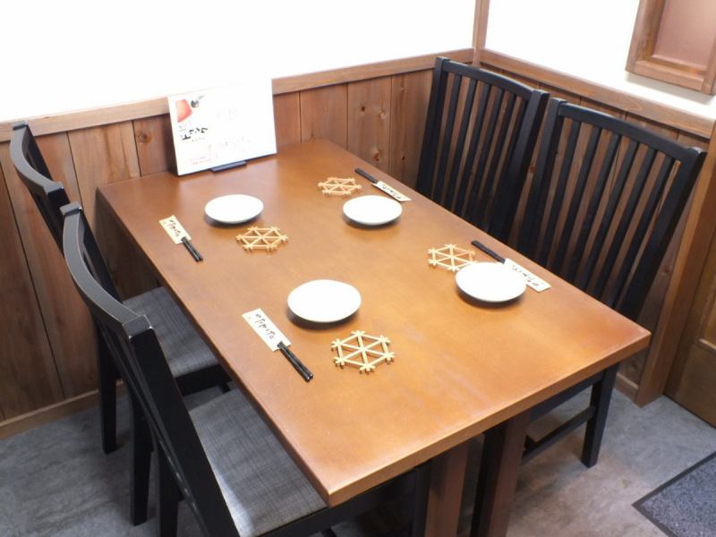 餐桌上設有可供 2 至 6 人小團體使用的座位。也可供大量人員使用。餐廳溫馨明亮的氛圍適合各種場合，從私人聚會到宴會、慶祝和約會等商務場合。