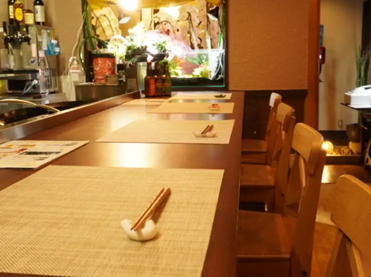 Counter seats are available.Enjoy creative cuisine blending Japanese and Chinese influences in a tranquil setting.Perfect for a quick drink after work!