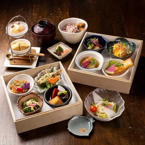 Reservations for our "Seasonal Colors Bento Box" lunch are accepted by phone.