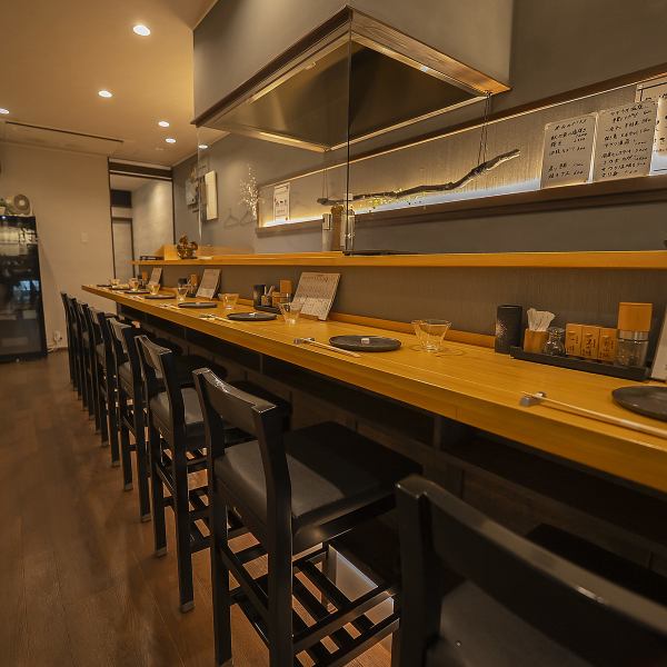 ≪もちろんおひとり様も大歓迎◎≫カウンター10席◆おひとり様やご夫婦、デートにぴったりのカウンター席♪和のテイストを感じるカウンターに照明は柔らかく、リラックスした空間を演出。落ち着いた雰囲気の中で、特別なひとときを過ごせます。落ち着いた雰囲気の当店で大切な人との素敵な時間をお楽しみください◎