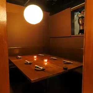 ［完全個室］ソファタイプの個室となります。ふかふかソファでゆったり個室宴会♪女子会、合コン、飲み会などでご利用頂けます。（2～90名様までの個室ご用意しております。人数やご予算、お時間などお気軽にご相談ください♪）個室で当店名物のしゃぶしゃぶ＆肉寿司をお楽しみ下さい。