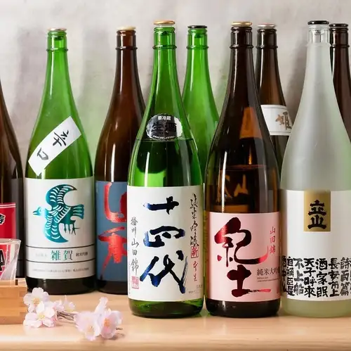 我們提供各種酸味飲品和雞尾酒，以及清酒和燒酒。