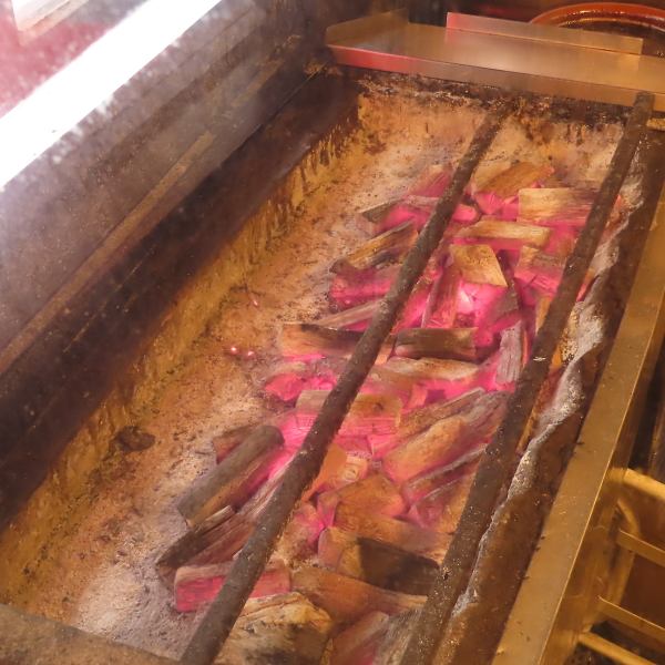 【炭火でじっくり！】国産鰻をじっくりと炭火で焼いてご提供いたします。待っている間からヨダレが止まらなくなりそうな香ばしい香りが店内を漂います！