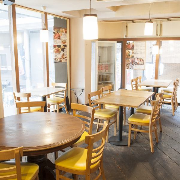 The second floor has large windows, giving it an open feel. You can enjoy your lunch at your leisure. We also accept reservations for private parties, so please use it for various banquets.We look forward to your visit!