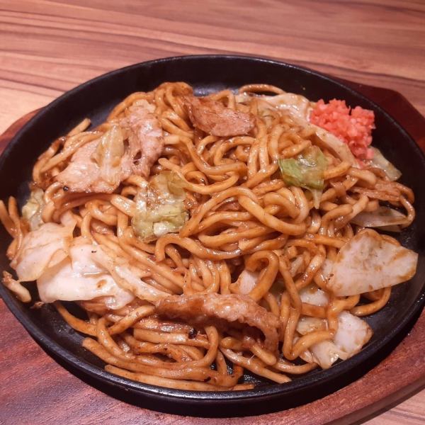 Pork Yakisoba with Special Sauce 930 yen (tax included)