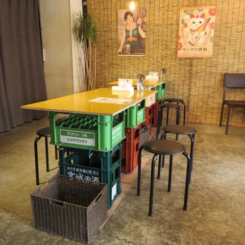 Public table for 2-4 people x 2 seats, can accommodate up to 9 people