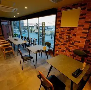 这个宽敞的餐桌就餐区非常适合举办中型到大型宴会。二楼最多可容纳 40 人。宽敞的布局是一大亮点。这是一个所有参与者都能在友好和谐的氛围中尽情享受,并能彼此见面的空间。请考虑使用我们的服务来举办大型聚会,例如公司欢送会、迎新会或校友聚会。