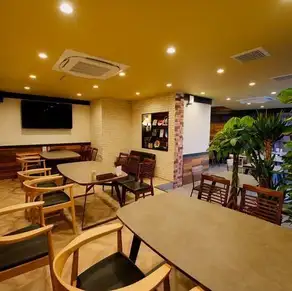 我们提供方便的餐桌座位,可满足团体宴会的需求,也提供私人场地租赁服务。它非常适合派对和婚礼后的派对,让你在私密的环境中尽情玩乐,而不用担心周围的人。我们可以根据人数和场合灵活安排座位,如果您是组织者,请随时与我们联系。