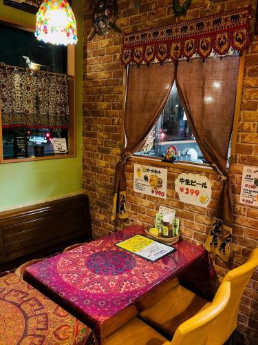 The corner seats where you can relax slowly are special seats where you can see scenes of naan and barbecue cooking in the tandoor kiln from a small window.