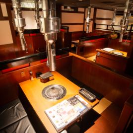 The seats with partitions are a comfortable space where people around you can feel comfortable.Enjoy Yakiniku at a party or friends♪