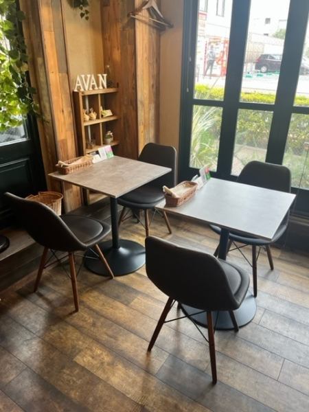 It is a state of the table in the store.It is a calm and soothing space with warm light and plants.We also have a counter, so you are very welcome to use it alone!