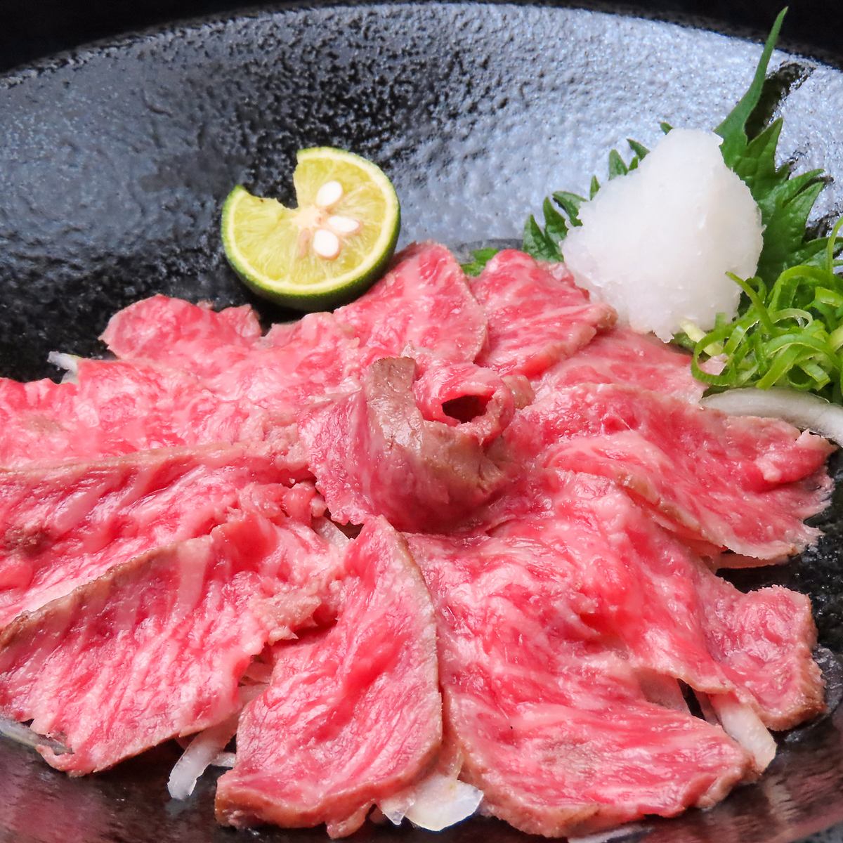 厳選牛のたたき～鮮魚の盛り合わせなど幅広いメニューが楽しめる