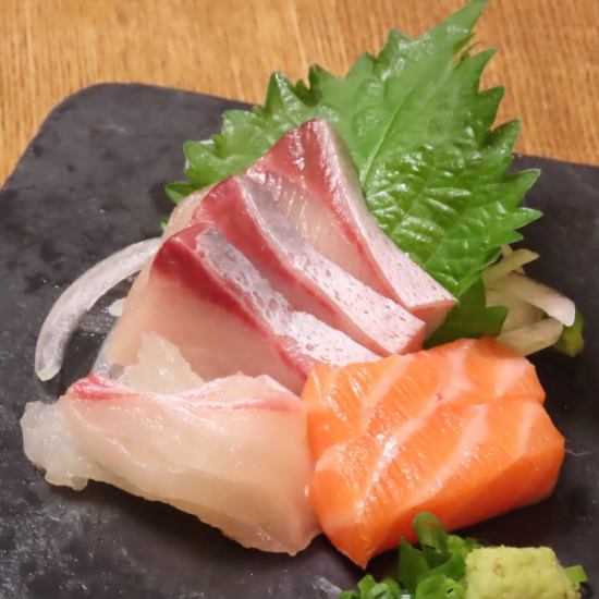 長浜市場の鮮魚をふんだんに盛り込んだ刺盛り、人気です!