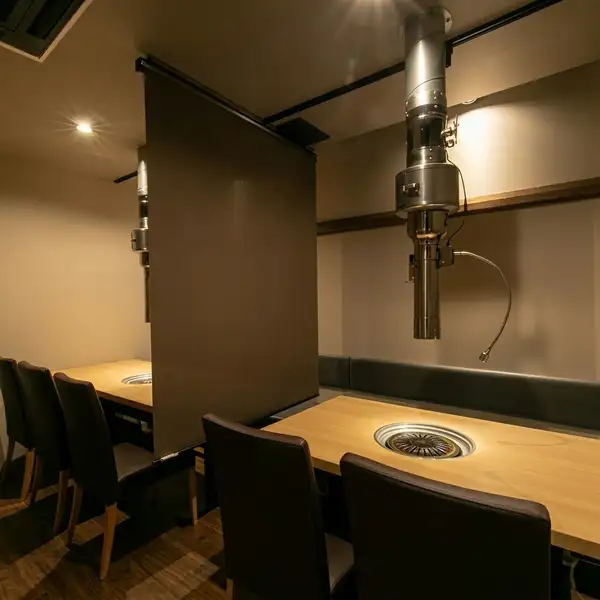 【2階】店内は仕切りを調整することで、プライベート感を確保した「半個室」としてご利用いただけます。周りの目を気にせず会話とお食事を楽しめるため、女子会やデート、大切なビジネスの会食にも最適。少人数から中人数の集まりまで、落ち着いた雰囲気のなか特別な時間をお過ごしいただけます。