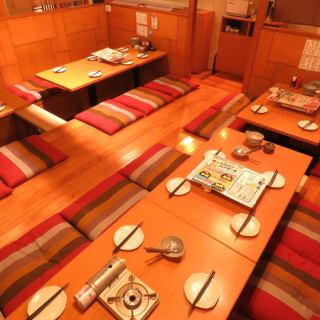 団体でも安心の掘りごたつ席。お子様連れ、学生、歓送迎会、忘年会、新年会などにもゆっくりご利用頂けます。お友達や仕事仲間と一緒にレトロな雰囲気で、気取らずにもつ鍋をお愉しみください。歓送迎会など各種宴会でもご利用ください♪お座敷のお席のみ、喫煙可能となります。