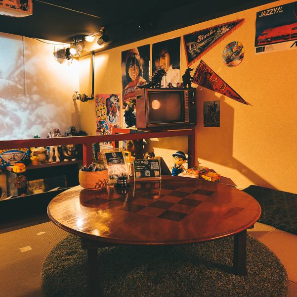 和の趣と昭和レトロの世界観が融合した特別な空間は、まるで昔に迷い込んだかのような独特の雰囲気を醸し出しています。落ち着いた和室のインテリアが、心を穏やかにし、リラックスした時間をご提供いたします。ふかふかの座布団や柔らかな照明が心地よい空間を作り出し、シーシャを楽しむのに最適です◎