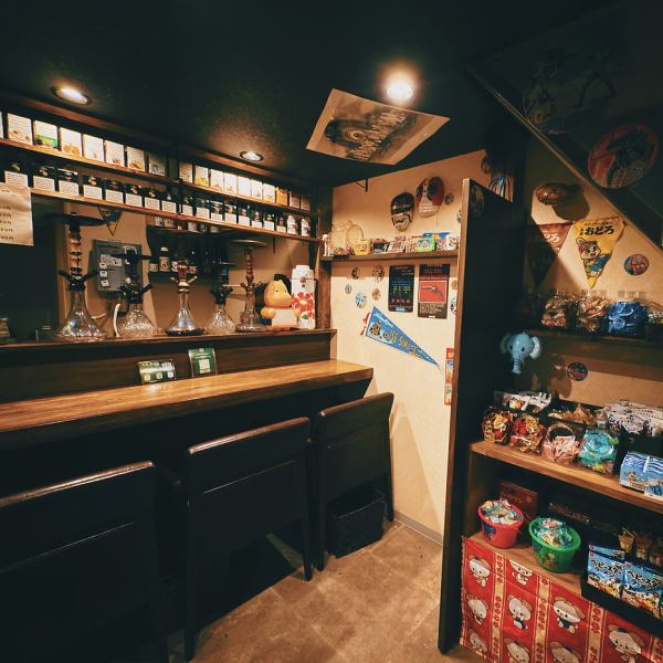 落ち着いた和の雰囲気が漂う当店は、カウンター6席を完備。心地よい空間で、ゆったりとしたひとときをお楽しみいただけます。カフェ利用や作業にも最適で、静かな環境で集中したい方にぴったり。ぜひ、癒しの時間をお過ごしください。