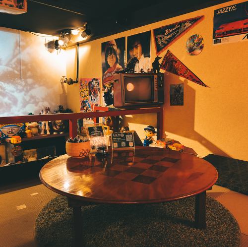 和の趣と昭和レトロの世界観が融合した特別な空間は、まるで異次元に迷い込んだかのような独特の雰囲気を醸し出しています。丸い障子窓には隠れ「棘(odoro)」の文字。落ち着いたお座敷席でシーシャやお食事をゆったりご堪能いただけます。