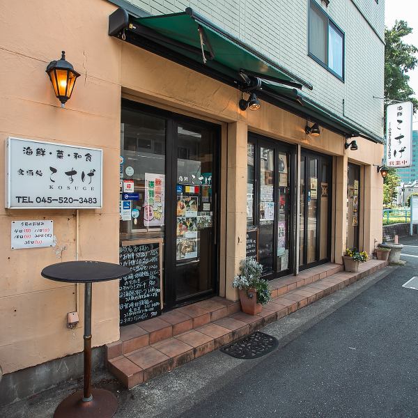 【カウンター席を5席ご用意しておりますので、お一人様でのお食事やお仕事帰りのサク飲みにもふらっとお気軽にお立ち寄りいただけます】カウンター席からは、調理している姿を間近で見ることができ、職人の技を感じながらお楽しみいただけますので、美味しい料理と共に、特別なひとときをお過ごしください！