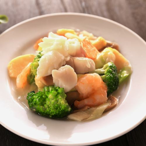 Stir-fried seafood (scallops, shrimp, squid)