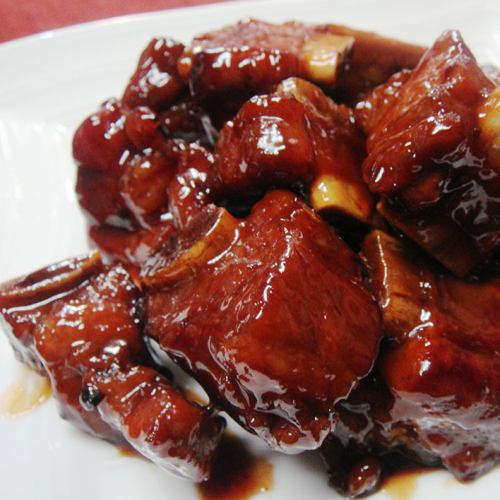 Shanghai-style spareribs boiled in soy sauce / stir-fried beef in black pepper style