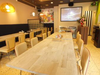 店内は広々しており、スポーツ観戦にも最適な空間！プロジェクターを常時完備しているので、様々なスポーツ観戦が楽しめます。観戦試合前のご予約は特にお早めに！