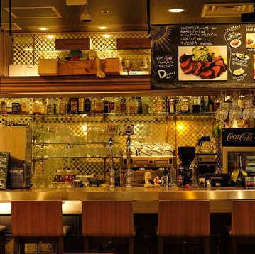 落ち着いていて、ゆっくりできるカウンター席もございます！アメリカンスタイルな店内はいるだけで、何だか嬉しくなってしまう素敵なカフェ☆お一人様も気兼ねなくご利用いただけます◎横並びで座れるのでデートにもおすすめのお席です！