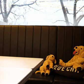 The spacious restaurant has comfortable sofa seats where you can relax and enjoy conversation. This seating is also recommended for dates.