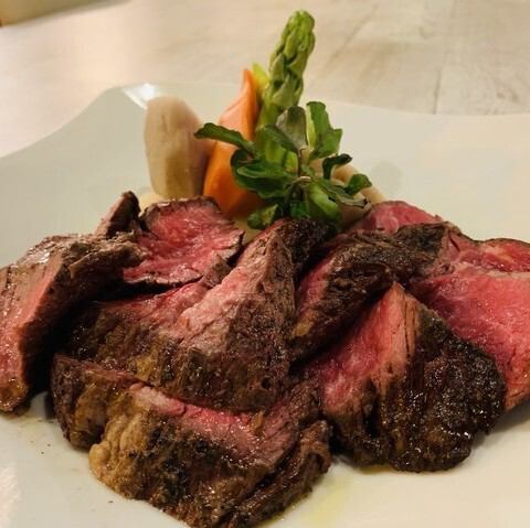 お酒のお供にぴったりの、開放感のあるテラス席で堪能できる料理♪