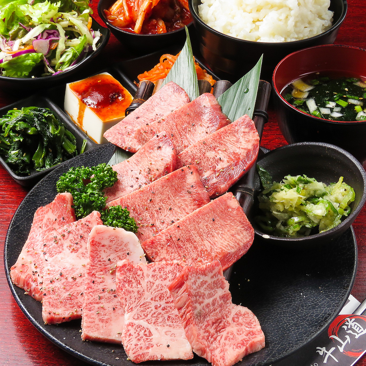 Enjoy authentic charcoal-grilled yakiniku all-you-can-eat in a comfortable sofa seating area! 90 minutes, 35 dishes, from 1980 yen.