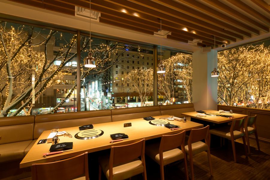 【僅限十二月】在靠窗的座位上悠閒地享用美食，同時欣賞「光之盛宴」♪ 欣賞璀璨的燈光秀，同時體驗限時供應的盛宴套餐。享受一個比平常更特別的夜晚。座位有限。我們建議您儘早預訂。