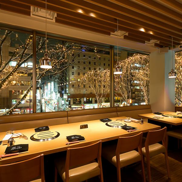 【12月限定】窓側のお席からは「光のページェント」をゆっくり眺めながらお食事を楽しめます♪ 限定のページェントコースと共にきらめくイルミネーションを・・・。いつもより少し特別でロマンチックな夜をお過ごしください。お席に限りがございます。お早目のご予約をおすすめします。