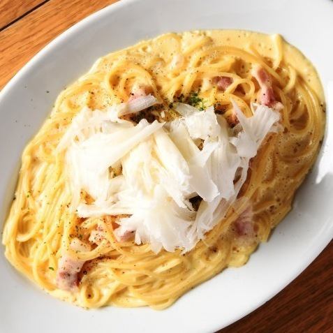 培根蛋面配松软的 Lodigiano 奶酪和意大利薄肉（新鲜的意大利面很棒！）