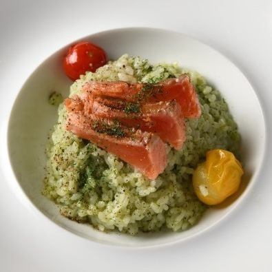 【아이치현산 쌀, 아이치노카오리】 실크 공주 연어와 화려한 미니 토마토의 바질 리조토