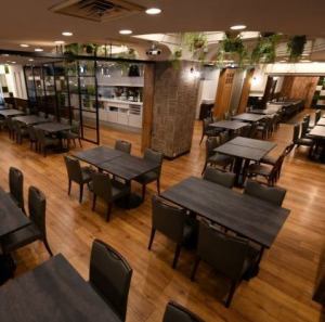 The restaurant is spacious and can be rented out for private use for 100 people or more!! [Currently, as a virus prevention measure, we can only rent the restaurant for private use for 60 people or more.】