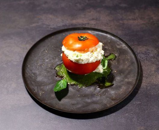 我们现在正在接受年终聚会的预订。最多可容纳 140 人专租。请不要犹豫，咨询我们。