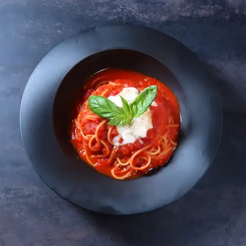 【パスタ】イタリア産ミルキーチーズとバジルのトマトソース