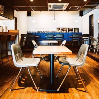 2名様でご利用いただけるテーブル席を完備。デートやご夫婦でのお食事に最適で木の温もりを感じる店内で落ち着いた雰囲気の中、ゆったりとお食事がお愉しみいただけます。
