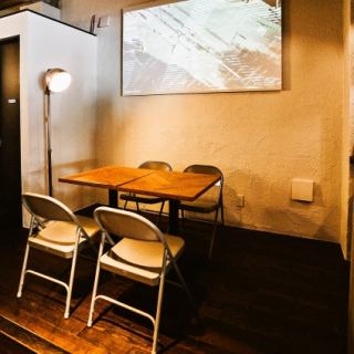 4名様用テーブル席は5つご用意。観光の後やお買い物の後のお食事としても最適です。ボリューム感たっぷりの本場のホットドッグをぜひ、ご堪能下さい。