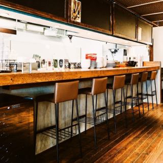 明るく開放的な店内にはカウンター席も完備しております。お一人様のご利用や、お仕事帰りのお食事など、お気軽にご利用いただけますので、ご来店をお待ちしております。