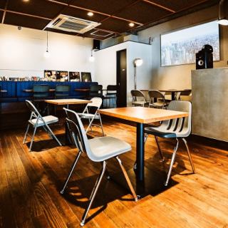白と木目を基調とした落ち着いた雰囲気の店内は貸切にも対応しております。20名様～可能ですので、イベントや結婚式の2次会など様々なシチュエーションでご利用いただけます。