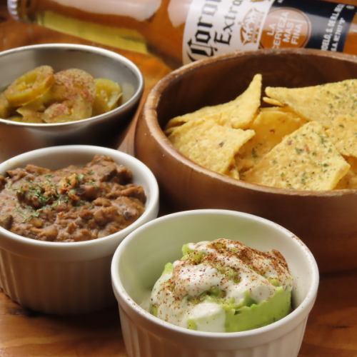토르티야 칩스 with 딥 소스 포함 (칠리소스 또는 와카모레를 선택할 수 있습니다)